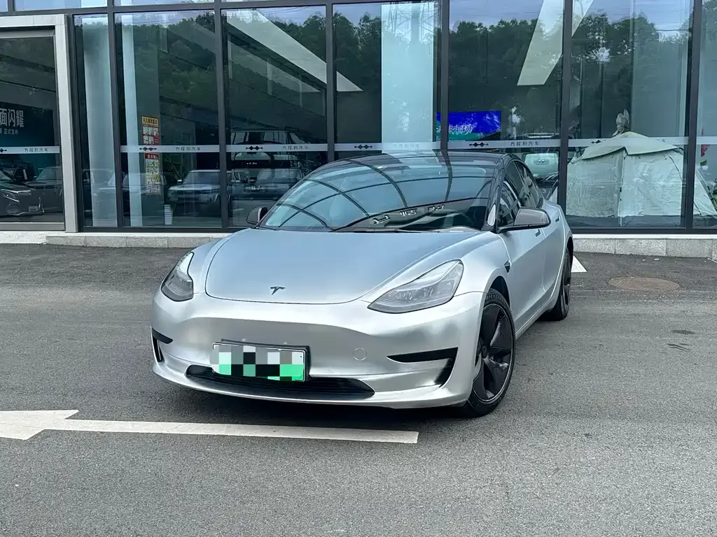 Tesla Model 3 — фото 1