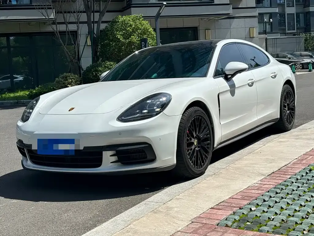 Porsche Panamera — фото 1