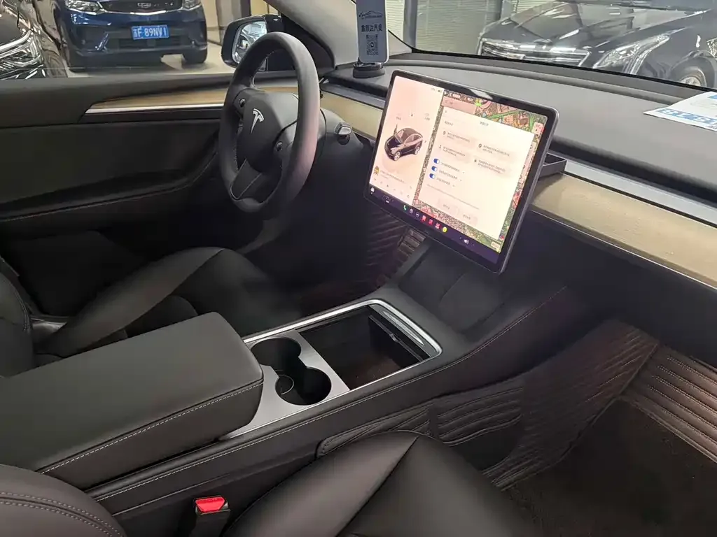 Tesla Model Y — фото 7