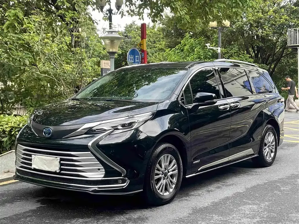Toyota Sienna — фото 1