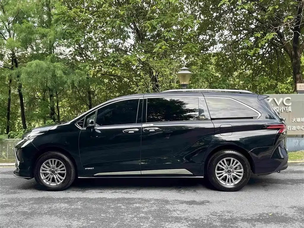 Toyota Sienna — фото 9