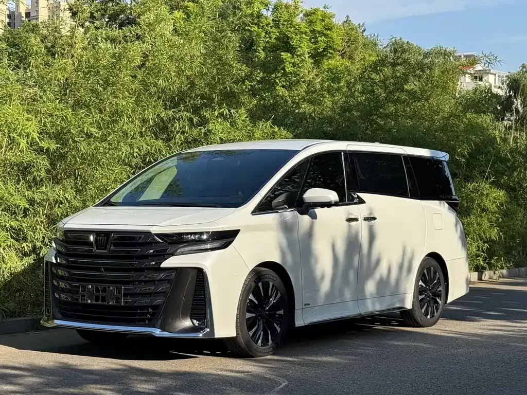Toyota Vellfire — фото 1