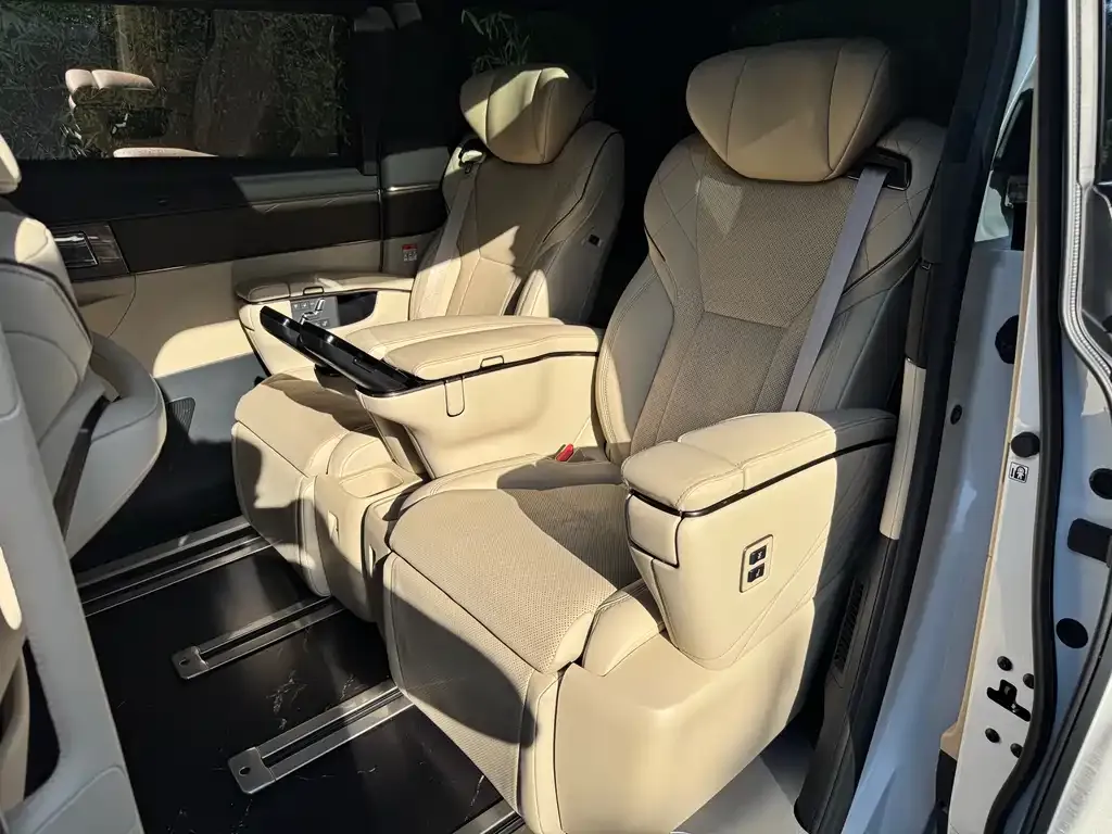 Toyota Vellfire — фото 8