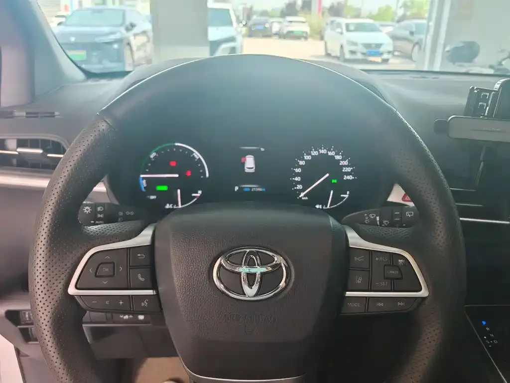 Toyota Granvia 2024 из CN, фото 9
