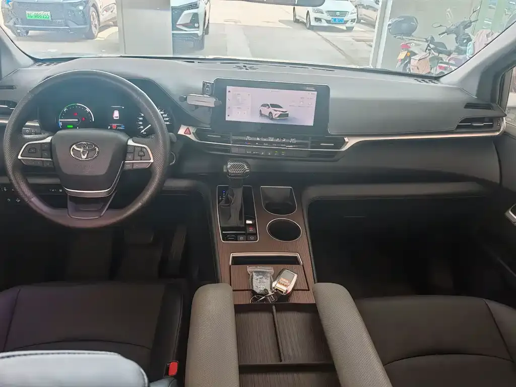 Toyota Granvia 2024 из CN, фото 3