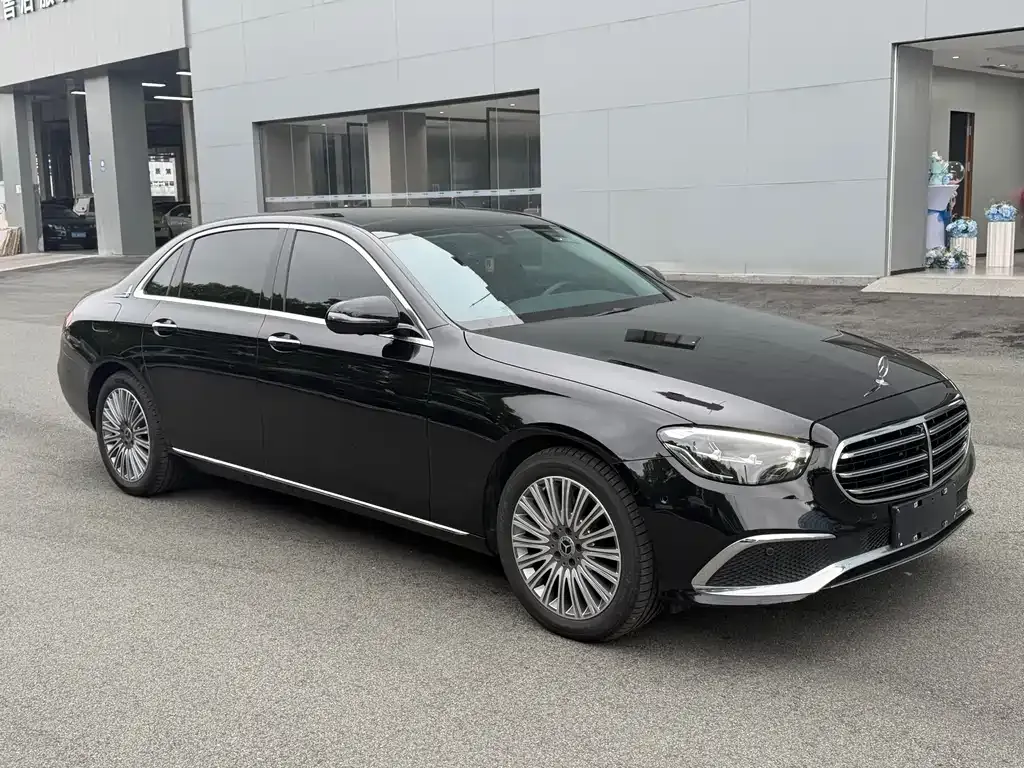 Mercedes-Benz E-Class — фото 1