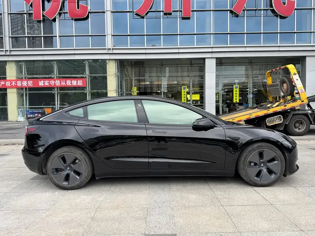 Tesla Model 3 — фото 4