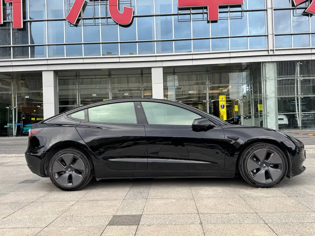 Tesla Model 3 — фото 3