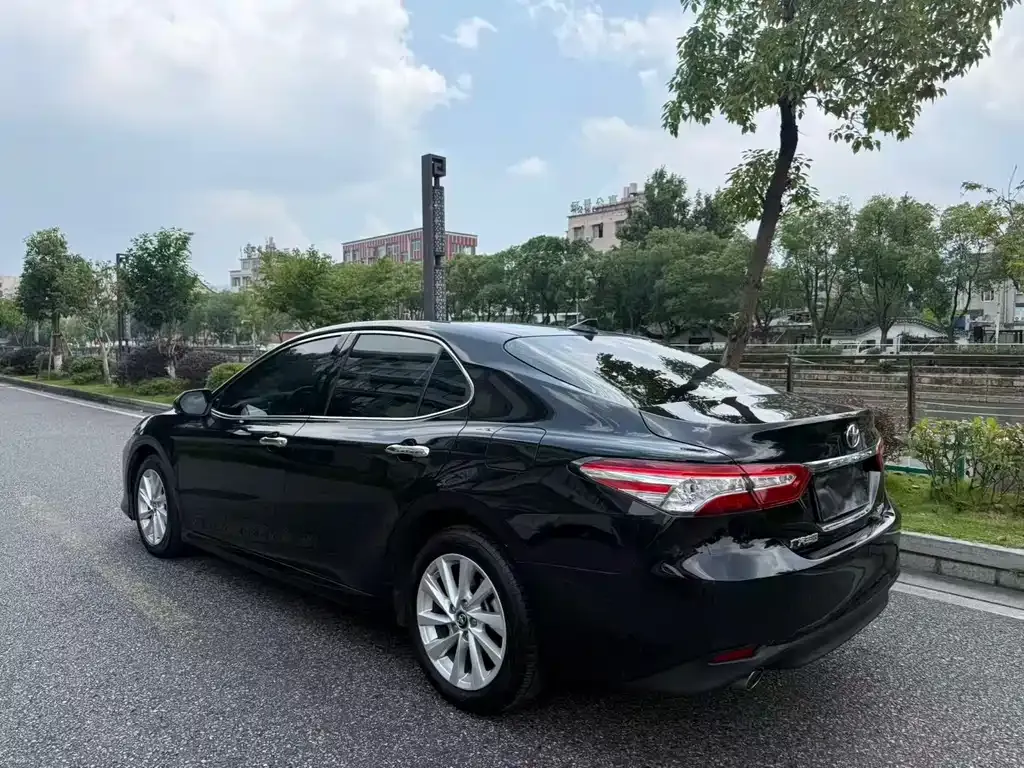 Toyota Camry — фото 5