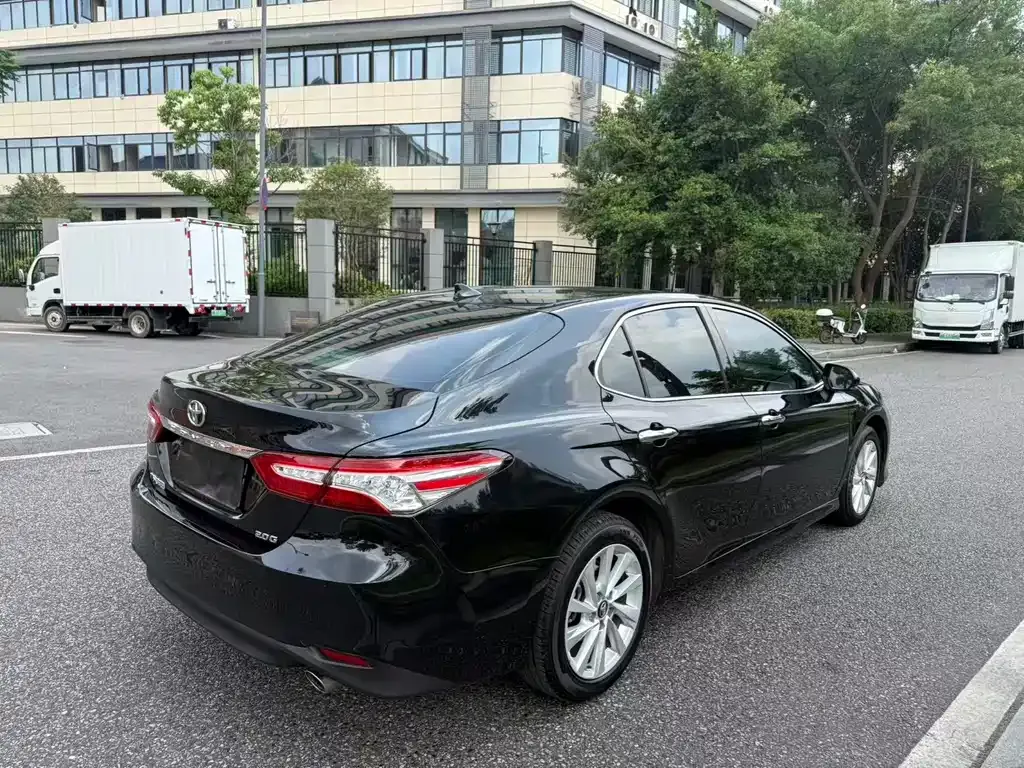 Toyota Camry — фото 10