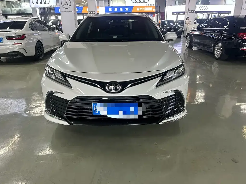 Toyota Camry — фото 1