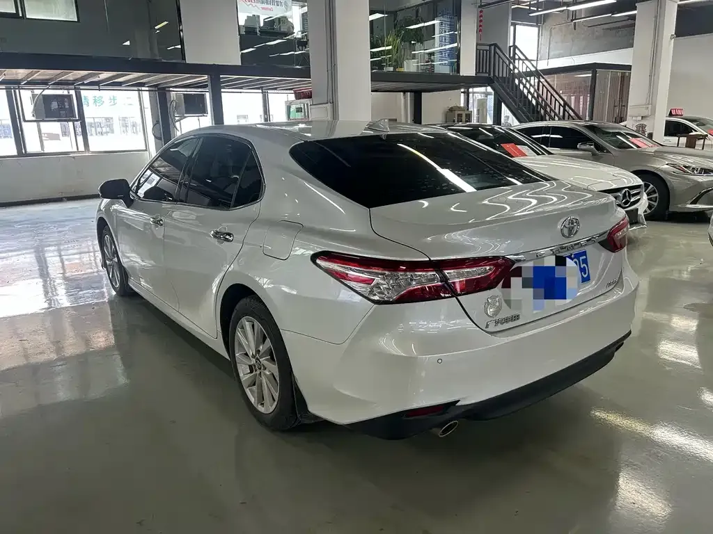 Toyota Camry — фото 5