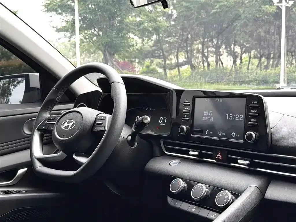 Hyundai Elantra — фото 3