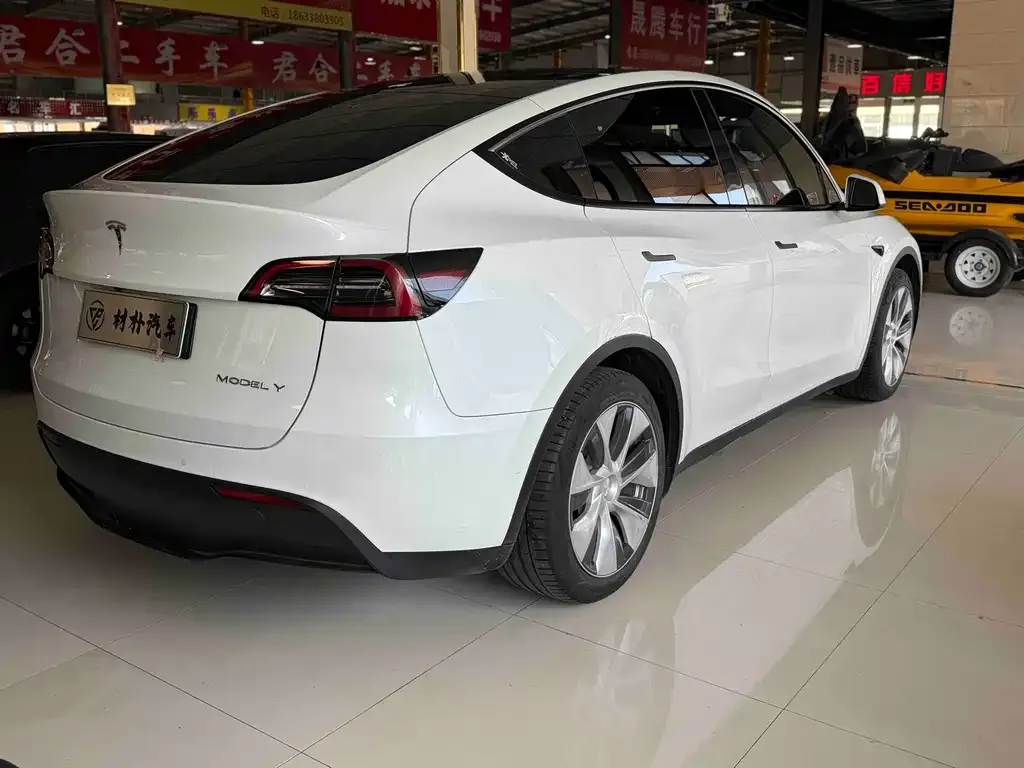 Tesla Model Y — фото 8