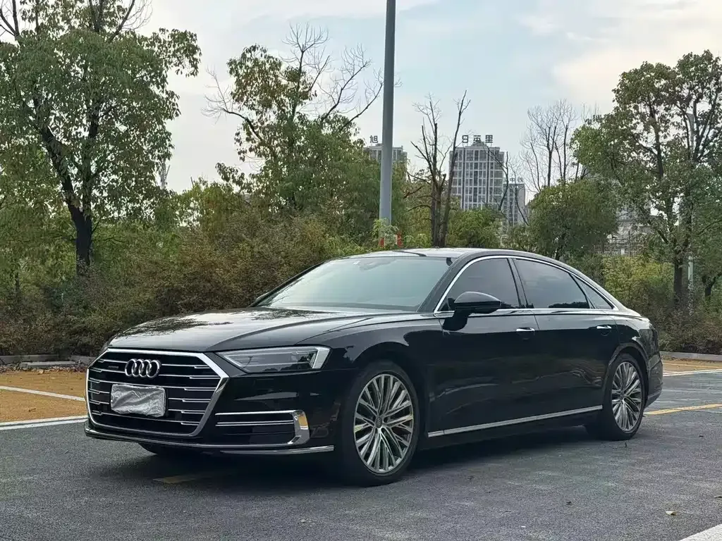 Audi A8 — фото 1