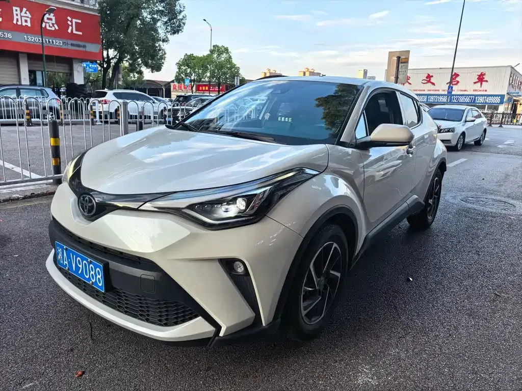 Toyota C-HR — фото 1