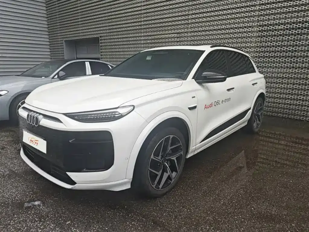 Audi Q6L e-tron — фото 1