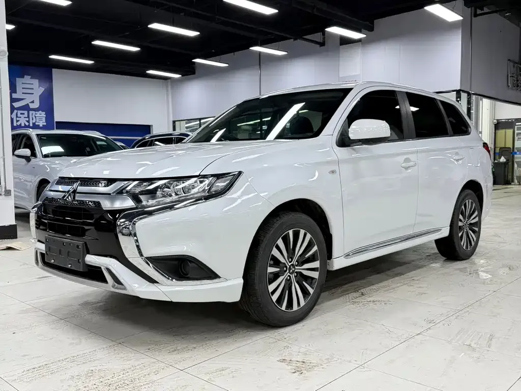 Mitsubishi Outlander — фото 1
