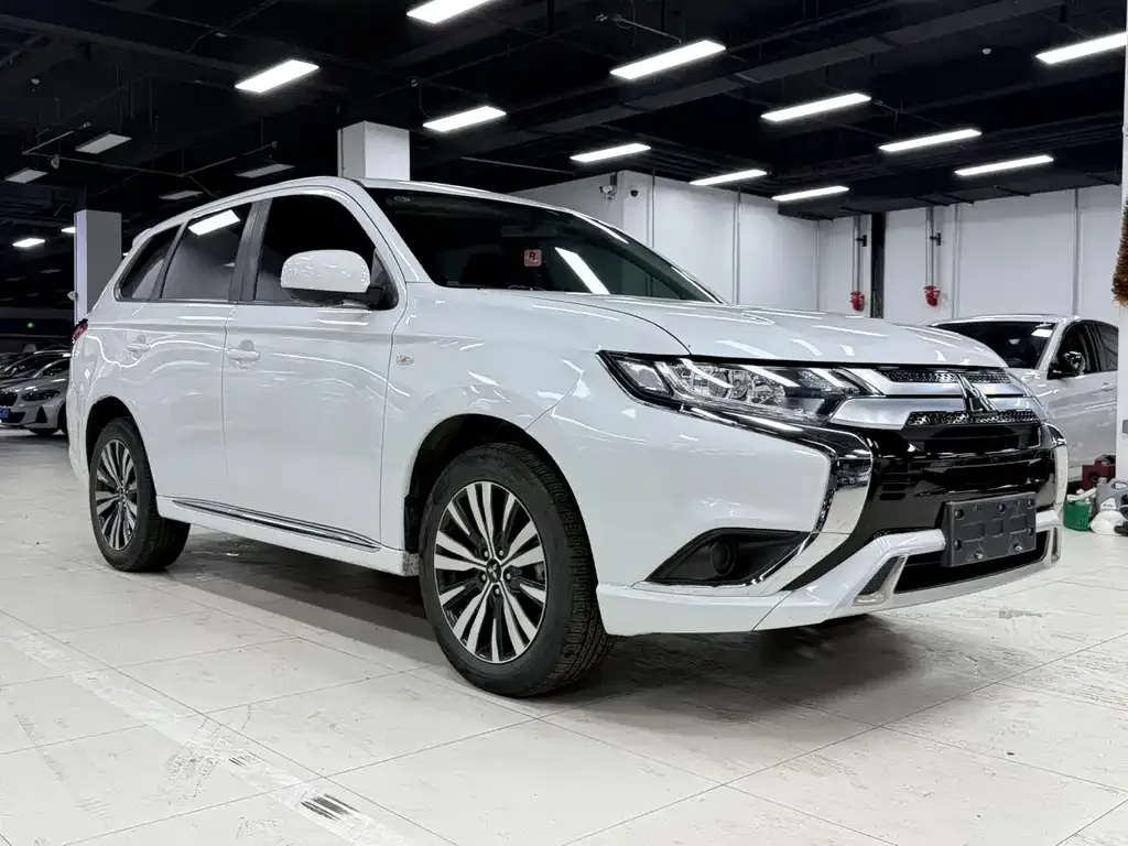 Mitsubishi Outlander — фото 8