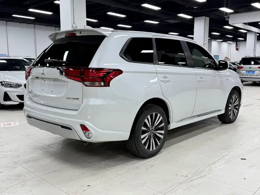 Mitsubishi Outlander — фото 9