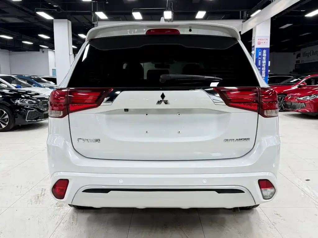 Mitsubishi Outlander — фото 7