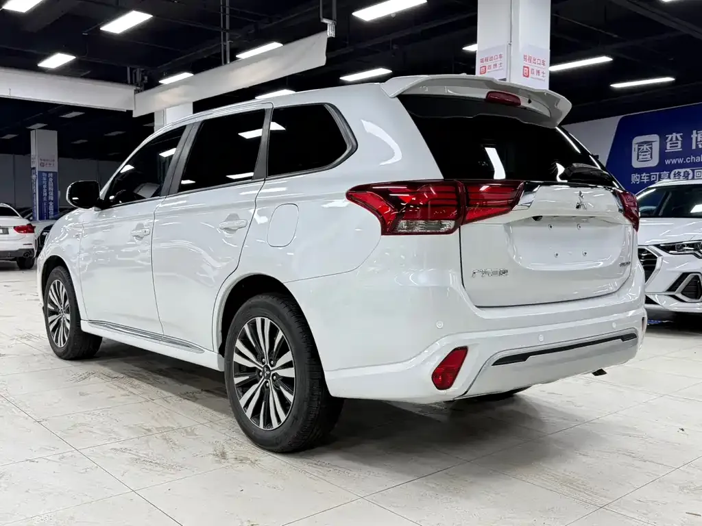 Mitsubishi Outlander — фото 5
