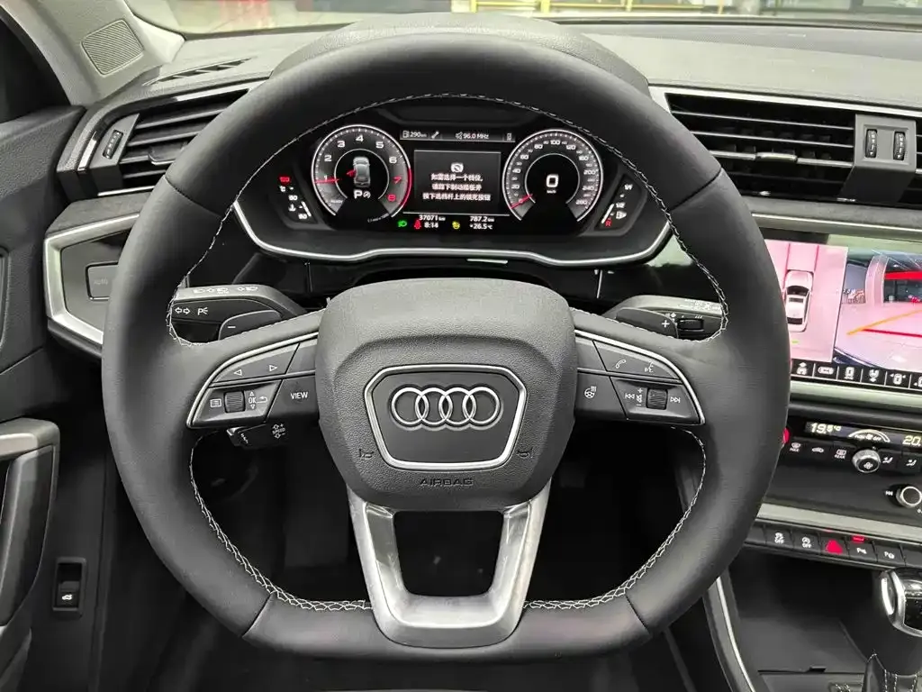 Audi Q3 — фото 6