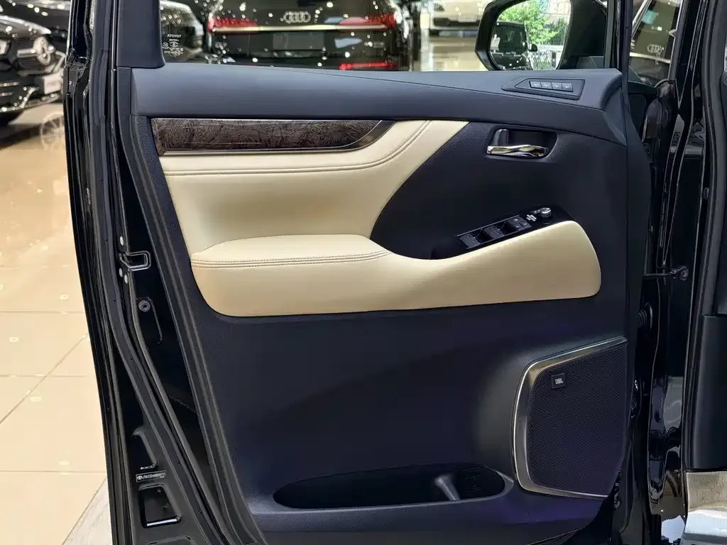 Toyota Vellfire — фото 2