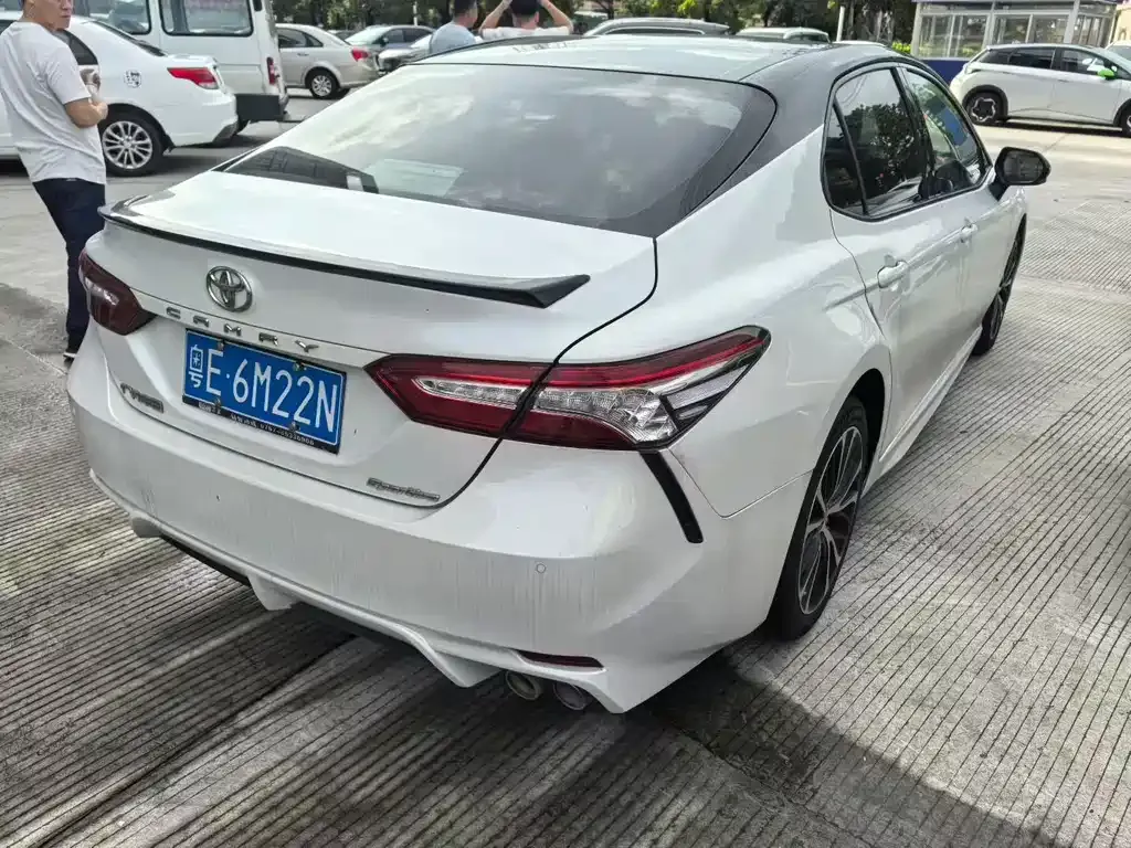 Toyota Camry — фото 5