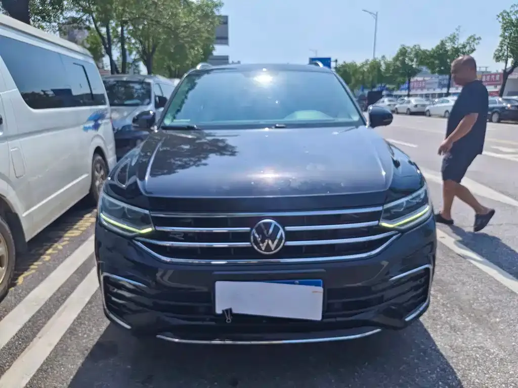 Volkswagen Tiguan L — фото 8