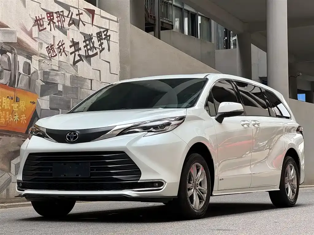 Toyota Sienna — фото 1
