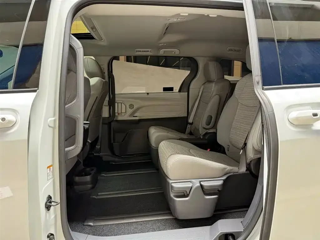 Toyota Sienna — фото 2