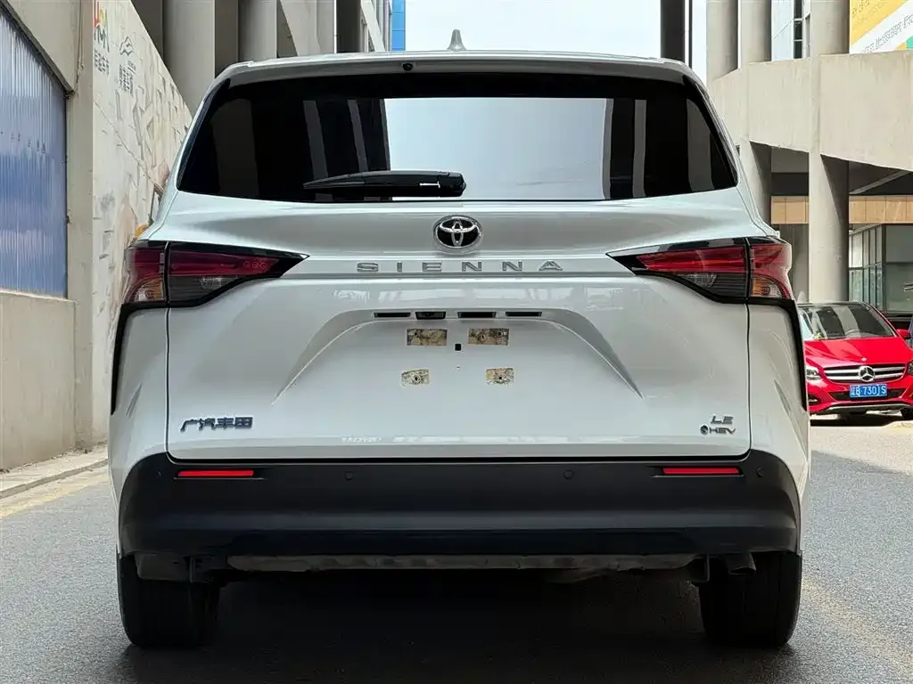Toyota Sienna — фото 3