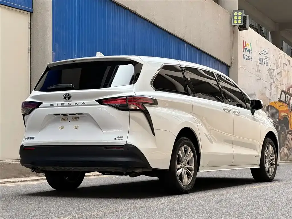 Toyota Sienna — фото 6