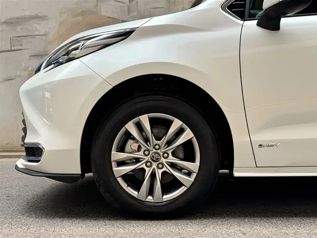 Toyota Sienna — фото 4