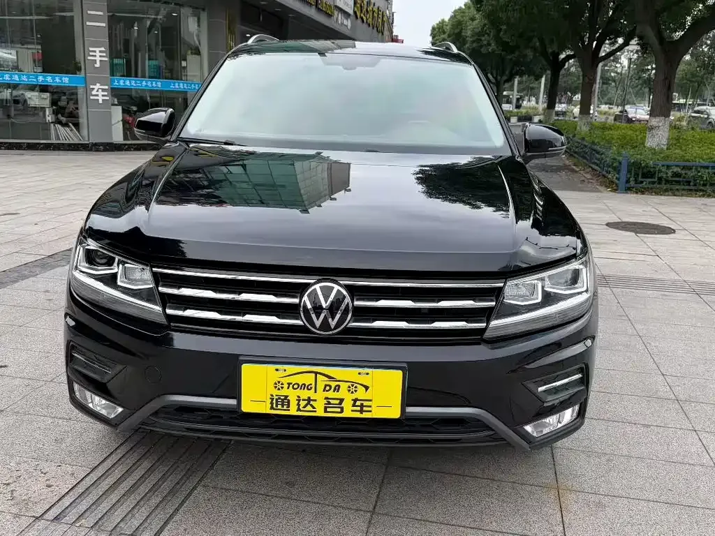 Volkswagen Tiguan L — фото 1