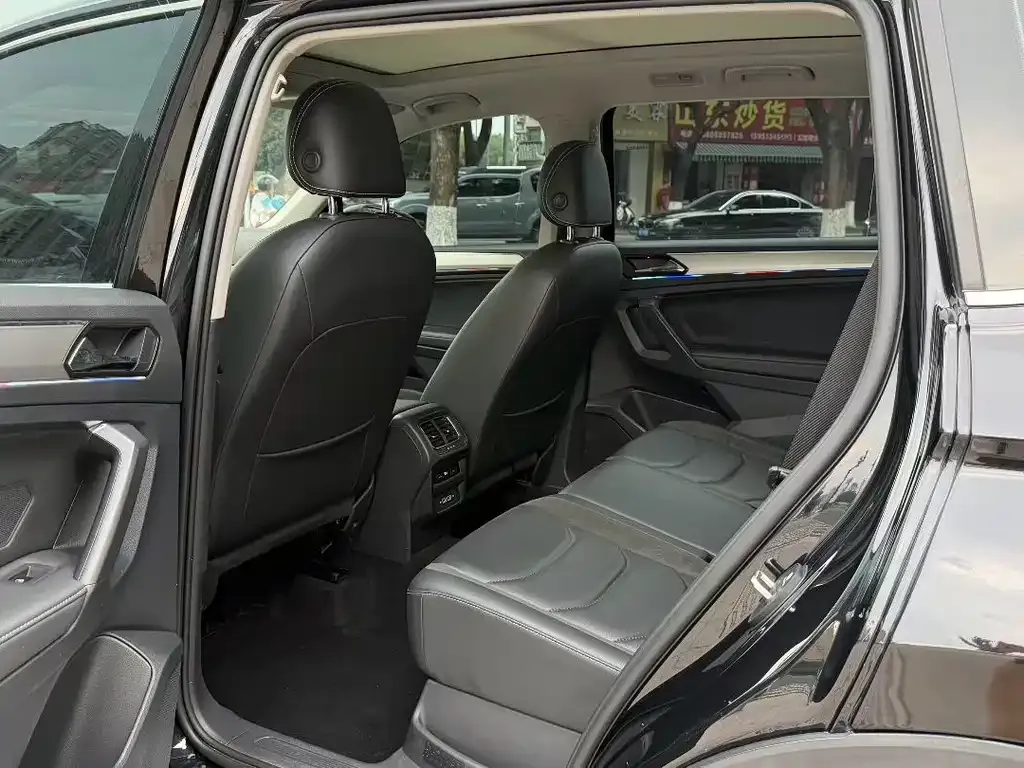 Volkswagen Tiguan L — фото 2