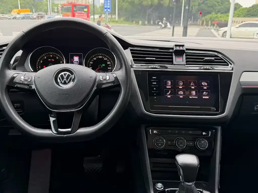 Volkswagen Tiguan L — фото 8
