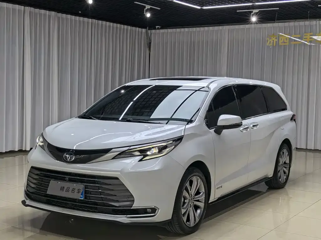 Toyota Sienna — фото 1