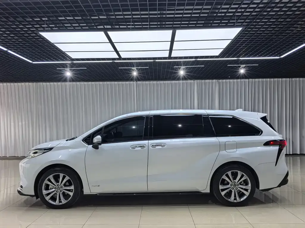 Toyota Sienna — фото 10