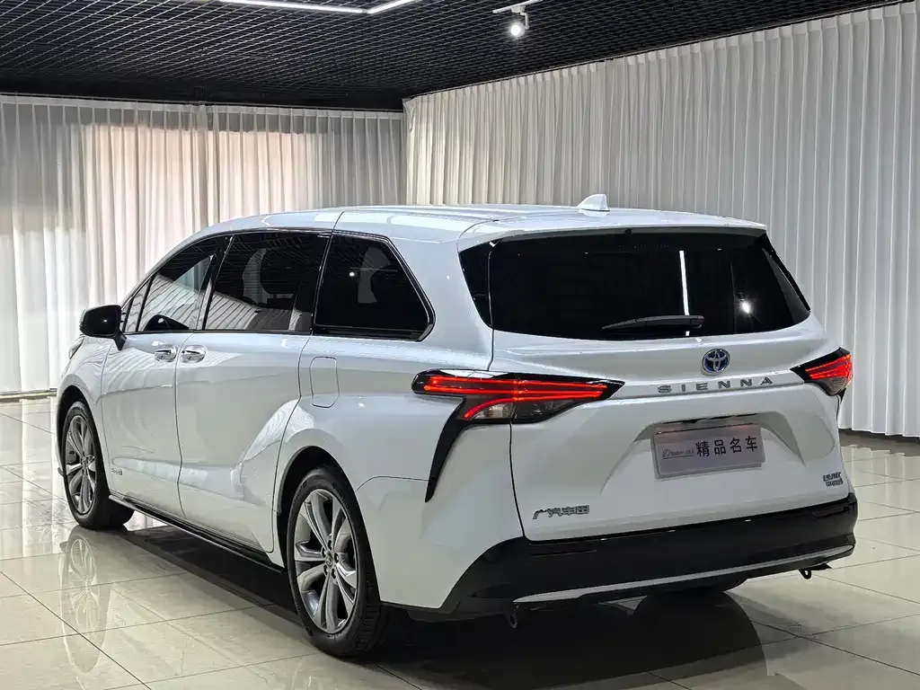 Toyota Sienna — фото 9