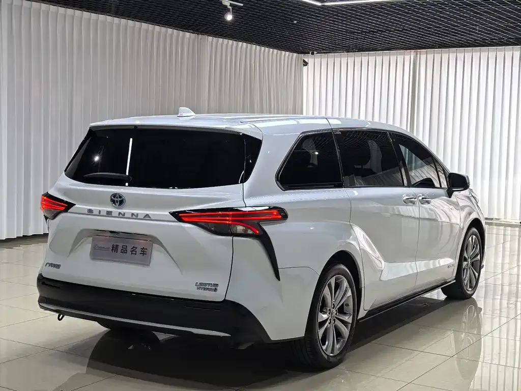 Toyota Sienna — фото 3