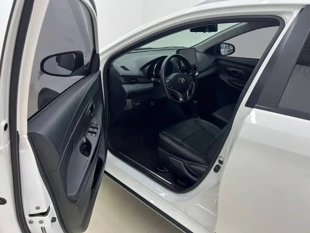 Toyota Yaris L — фото 9