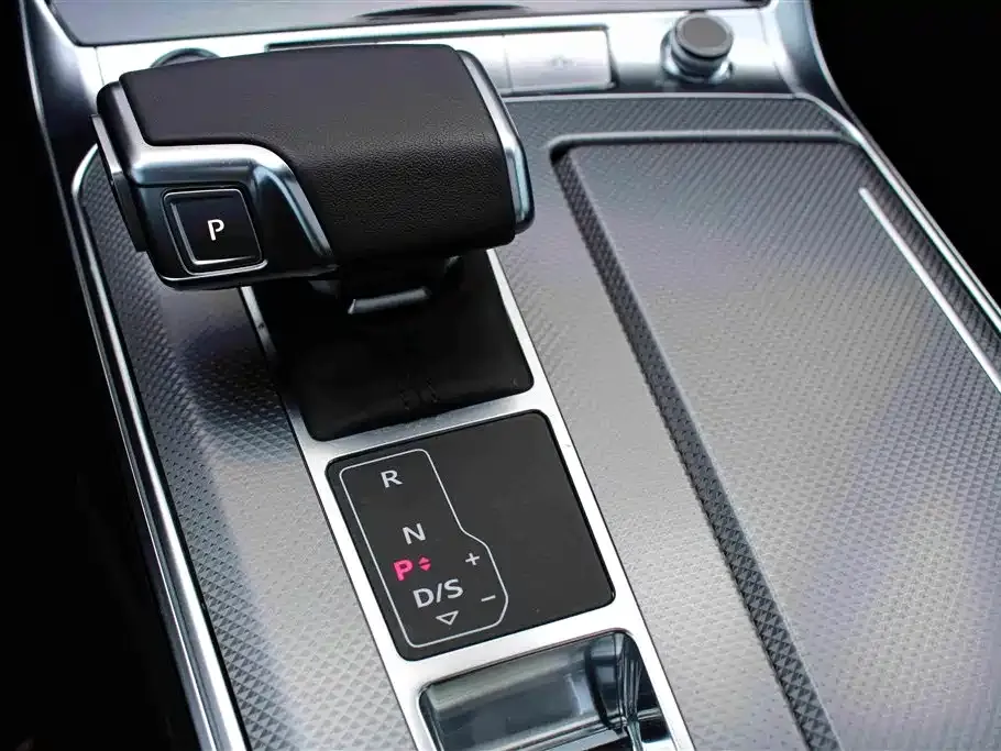 Audi A6L — фото 10