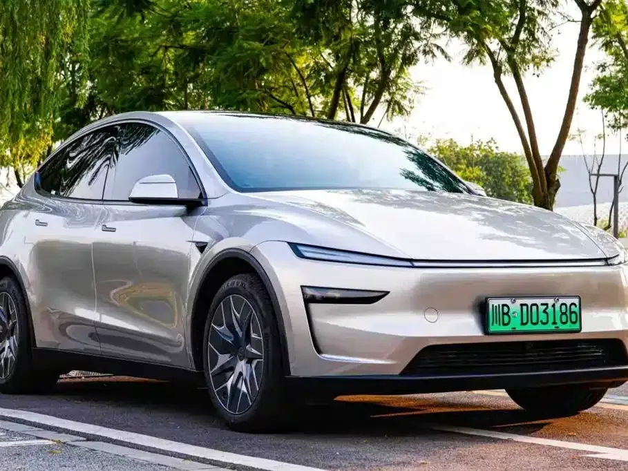 Tesla Model Y L — фото 8
