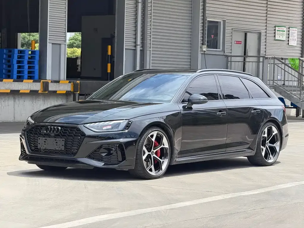 Audi RS 4 — фото 1