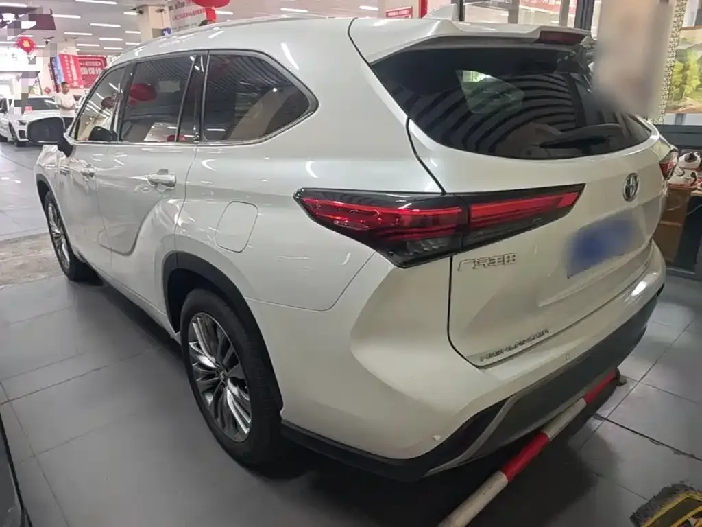 Toyota Highlander — фото 1
