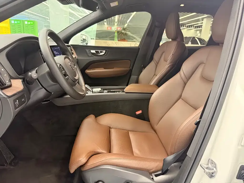 Volvo XC60 — фото 10