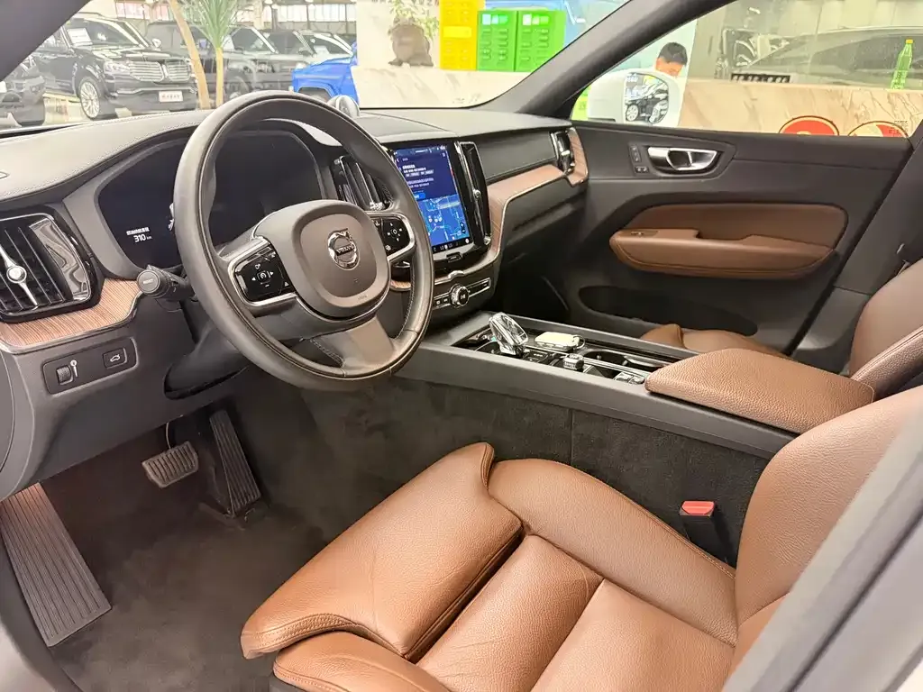 Volvo XC60 — фото 4