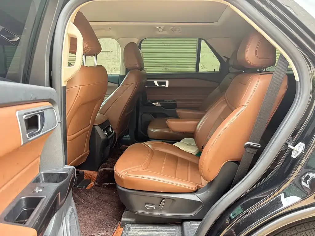 Ford Explorer 2023 из CN, фото 2